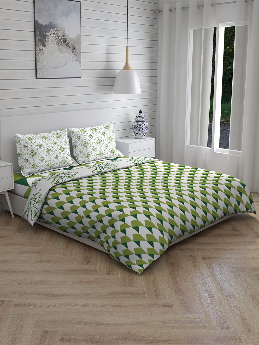

Layers Green & White Geometric Printed Double Bedding Set With Comforter
