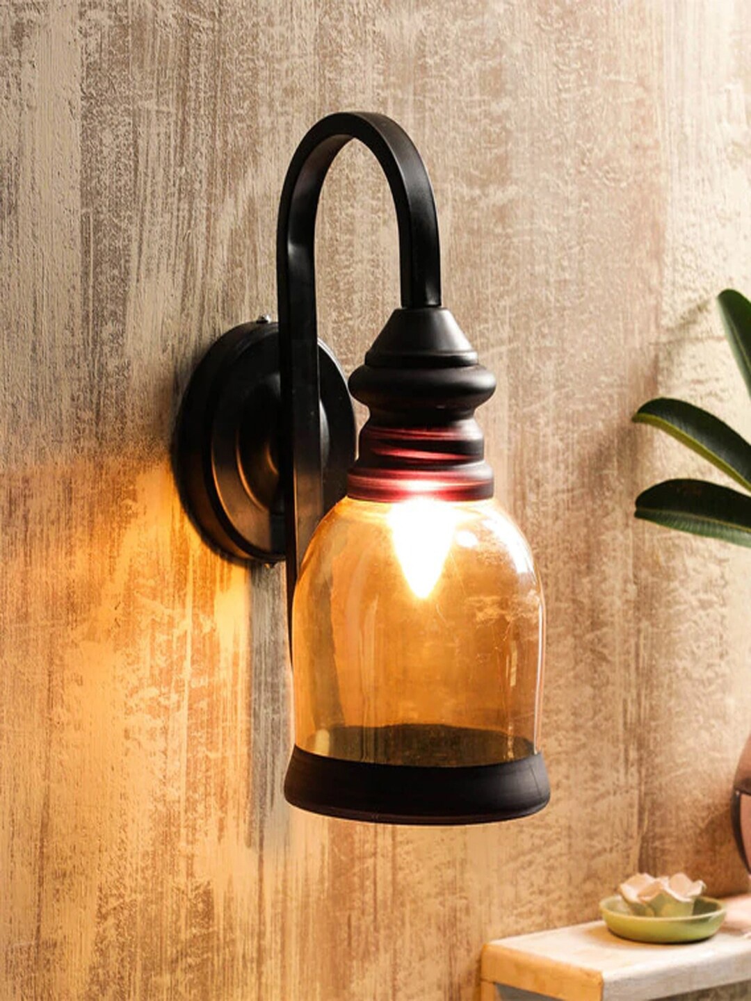 

MFD HOME FURNISHING Black Solid Contemporary Armed Sconce