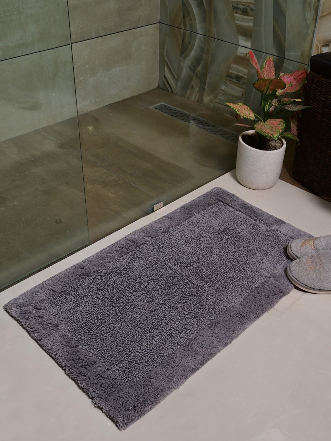 

AVI Living Grey Solid Anti-Skid 2500 GSM Bath Mat