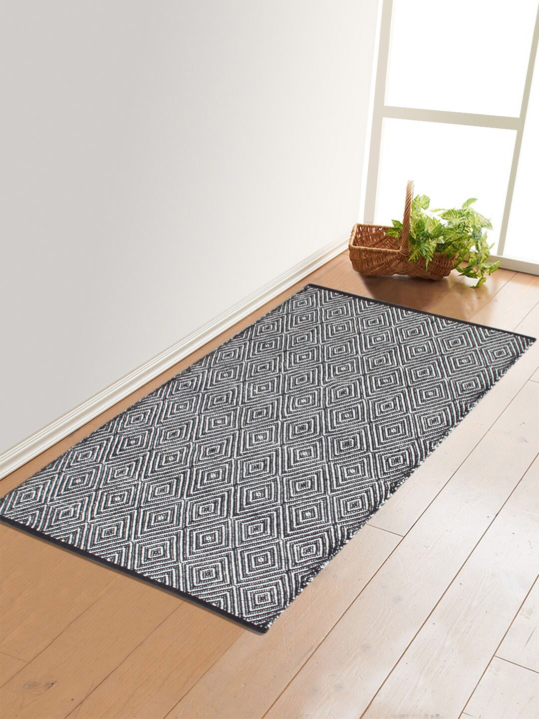 

Saral Home Black & White Geometric Multi-Purpose Dhurrie