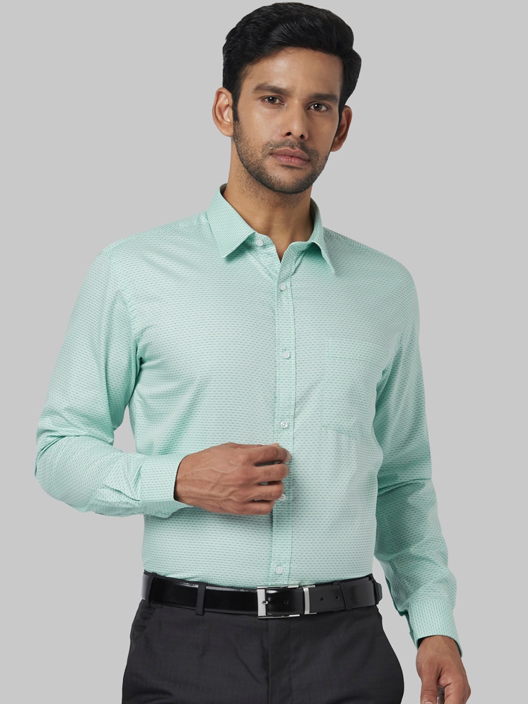 

Park Avenue Men Green Regular Fit Striped Formal Shirt