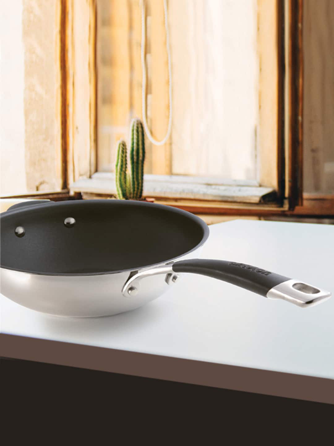

MEYER Silver Circulon Momentum Non-Stick 27cm Stirfry Wok With Helper Handle