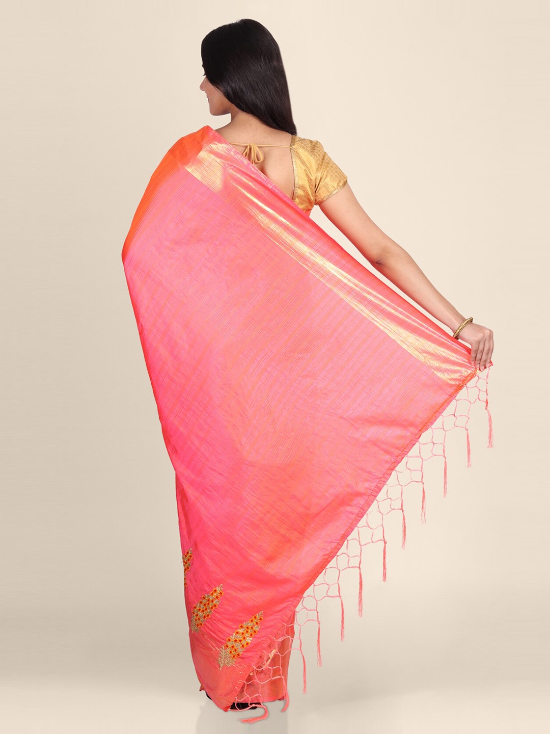 

CLAI WORLD Pink & Gold-Toned Silk Blend Handloom Solid Saree