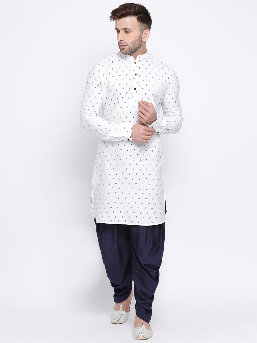 

NAMASKAR Men White & Black Printed Cotton Blend Straight Kurta