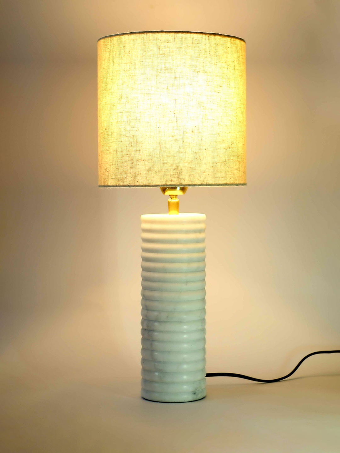 

POSH-N-PLUSH White Solid Traditional Table Lamp with Shade
