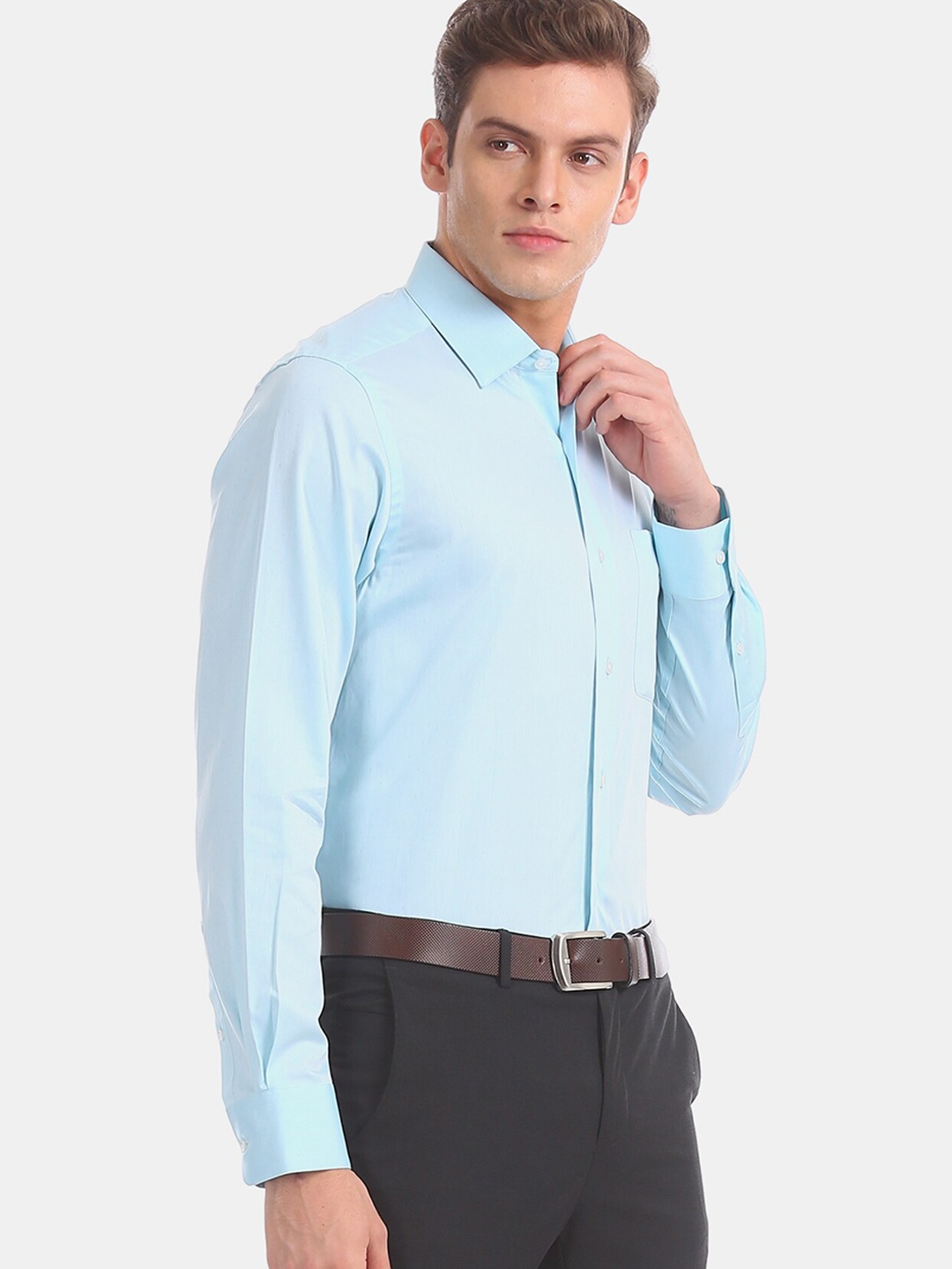 

Arrow Men Blue Regular Fit Solid Formal Shirt