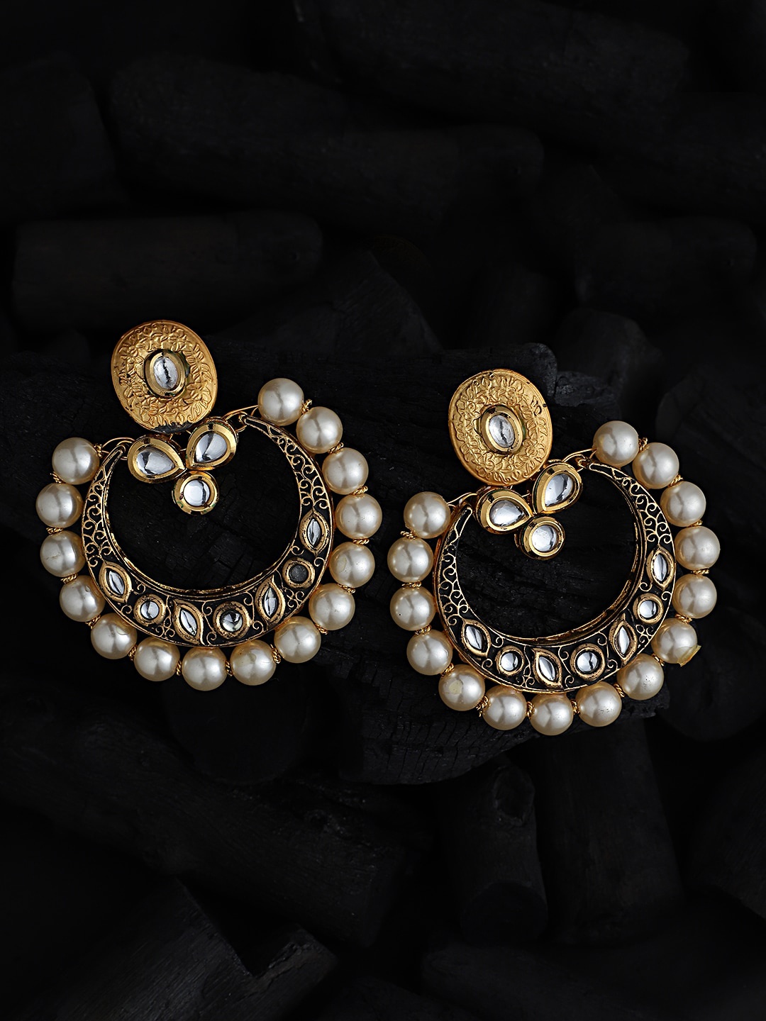 

Mali Fionna Gold-Toned & White Leaf Shaped Chandbalis