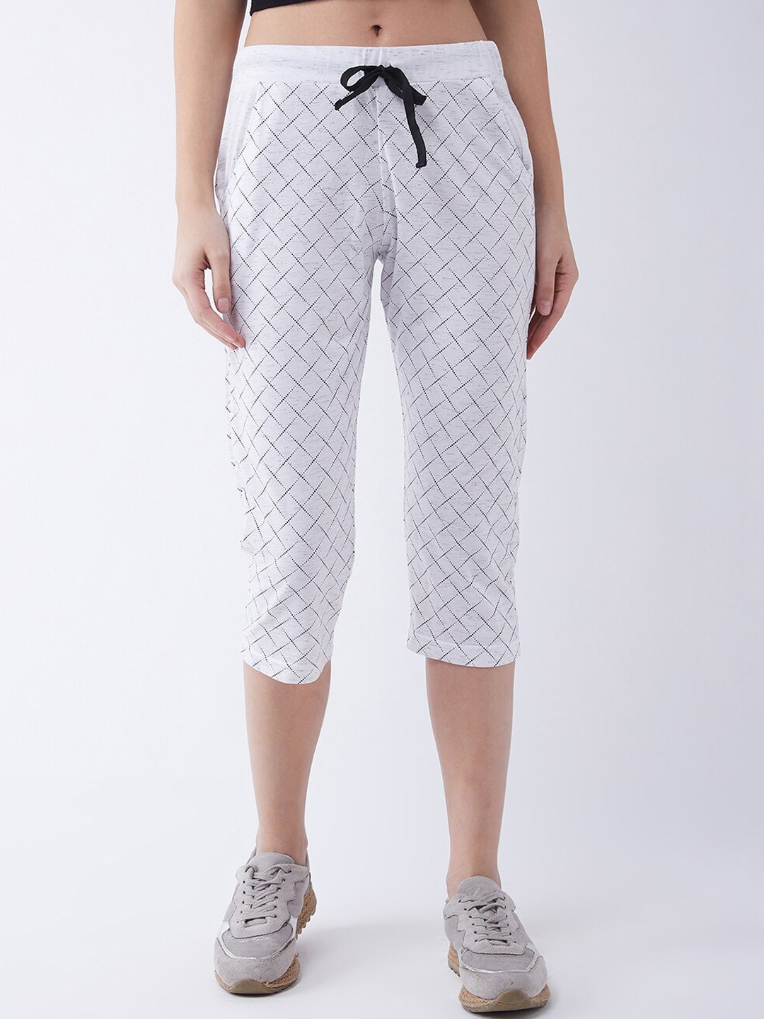 

FEMEA Women White & Black Printed Slim-Fit Capris