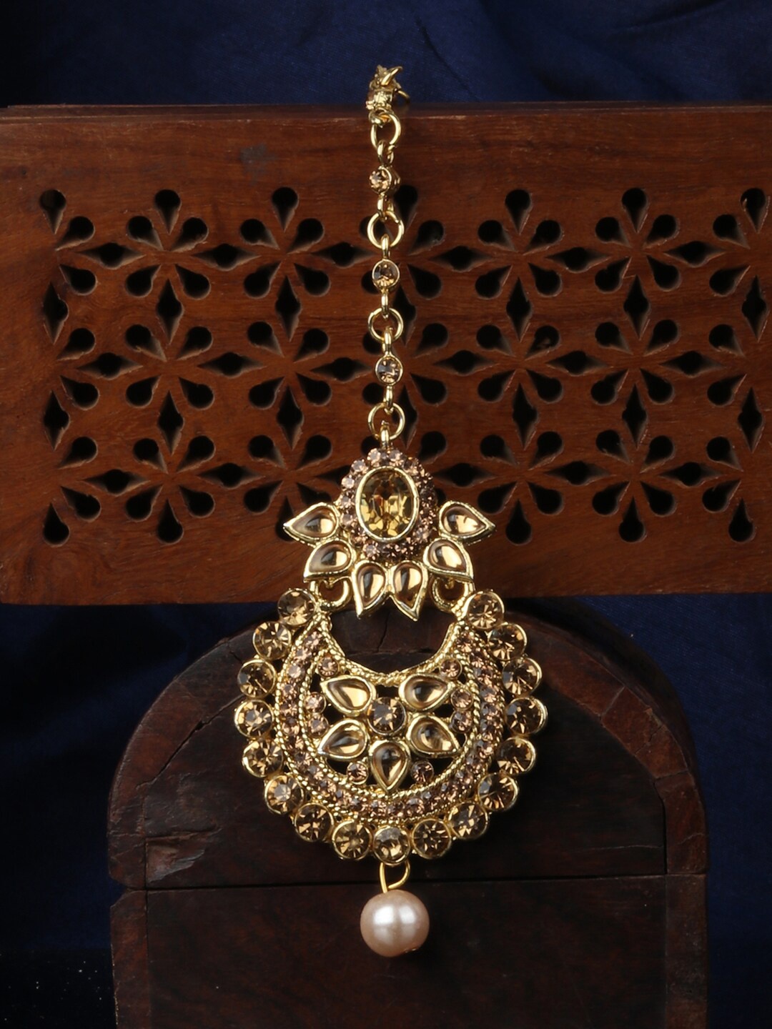 

ANIKAS CREATION Gold-Toned & White Kundan- Studded Traditional Vilandi Maang Tika