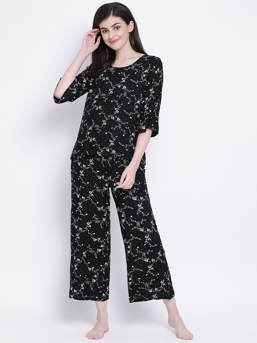 

Clovia Women Black & White Floral Printed Night Suit