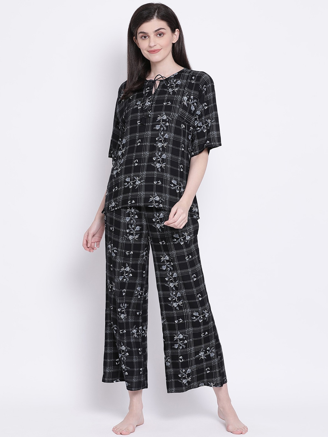 

Clovia Women Black & Grey Floral Printed Night Suit