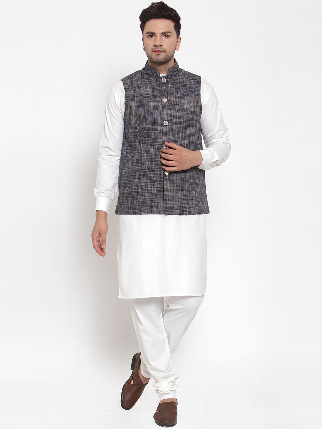 

Jompers Men Off-White & Navy Blue Solid Kurta with Pyjamas