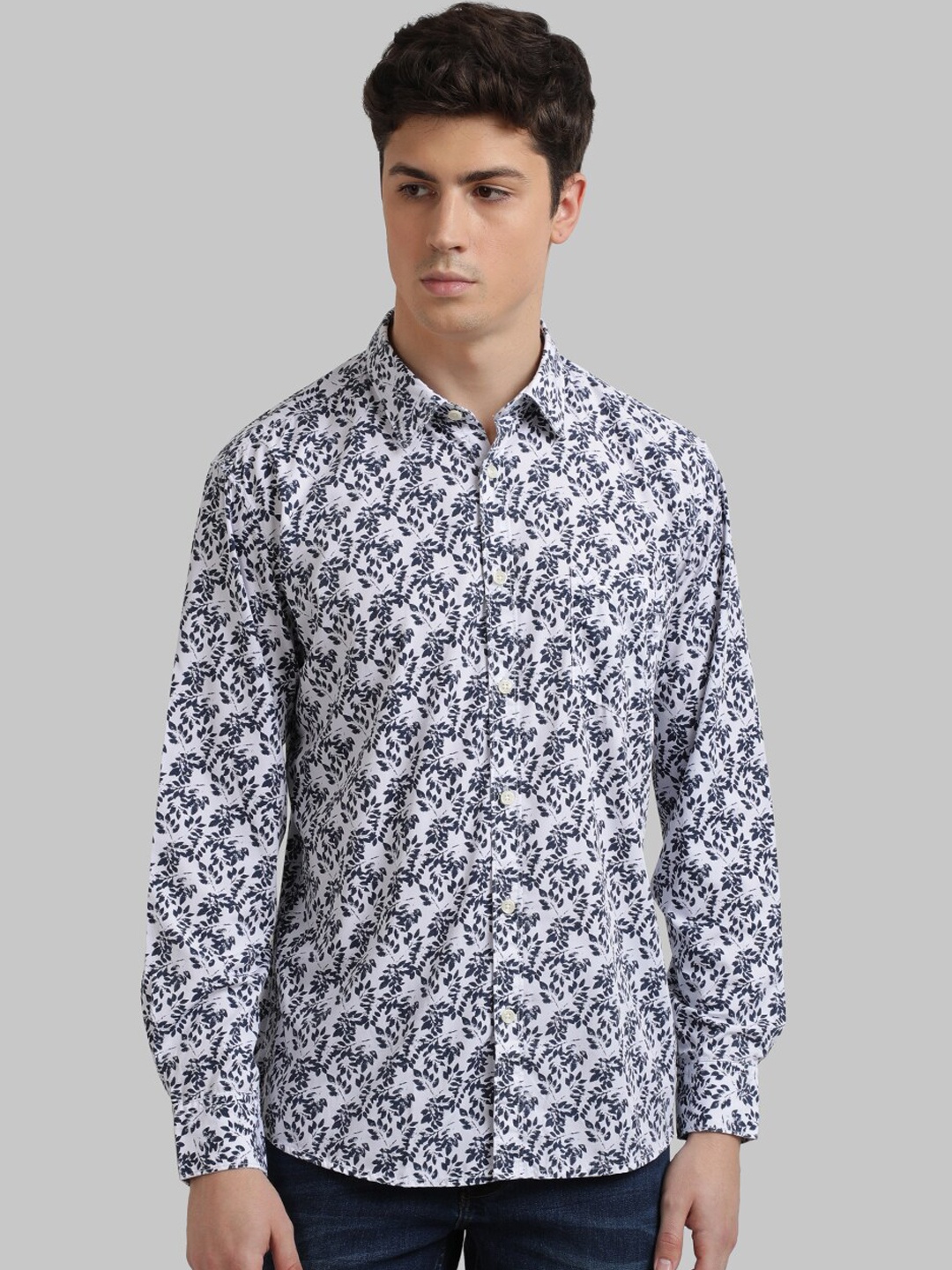 

Parx Men White & Navy Blue Slim Fit Printed Casual Shirt