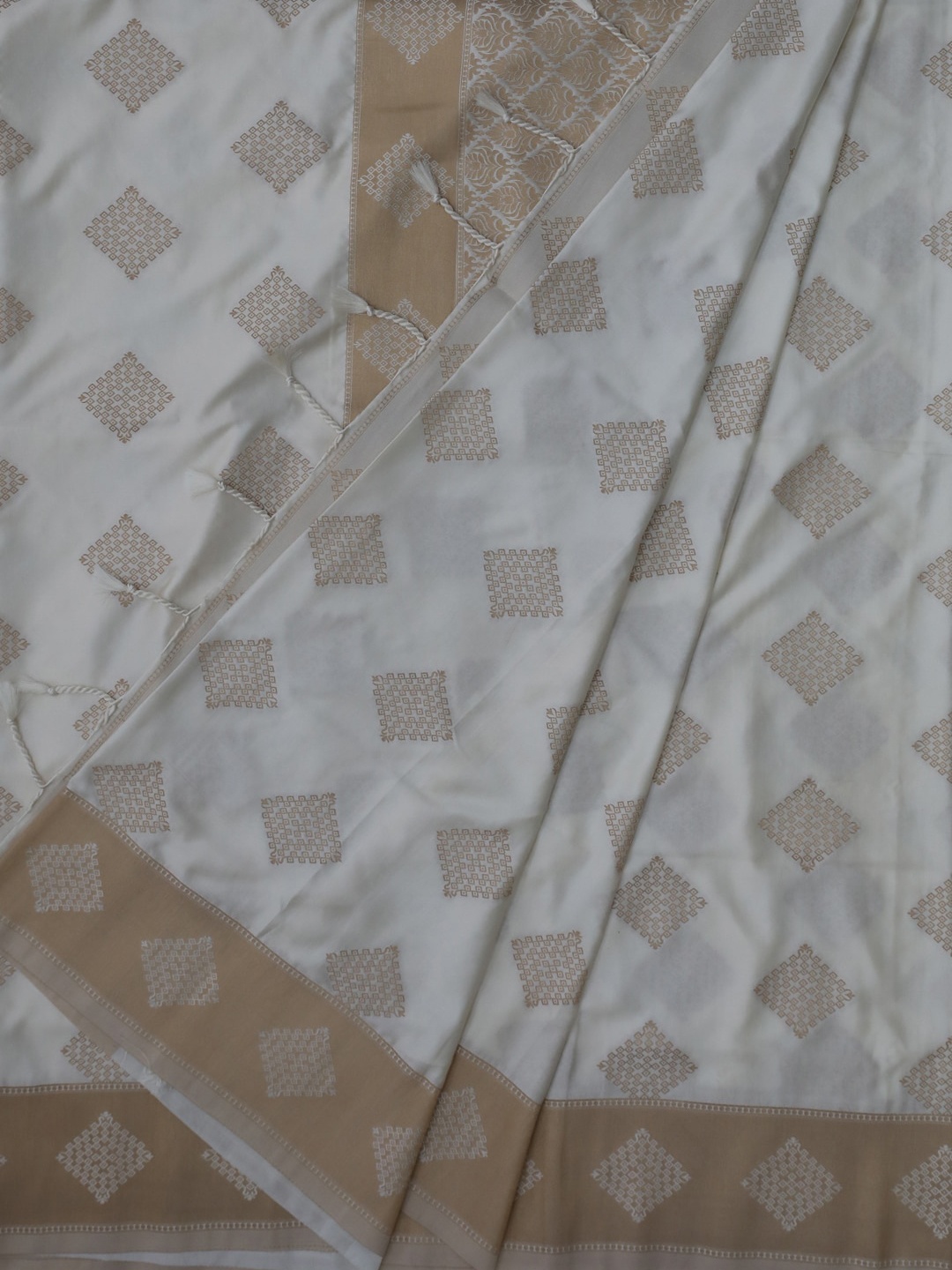 

Bangalore Silk Emporium Cream-Coloured & Beige Satin Woven Design Saree