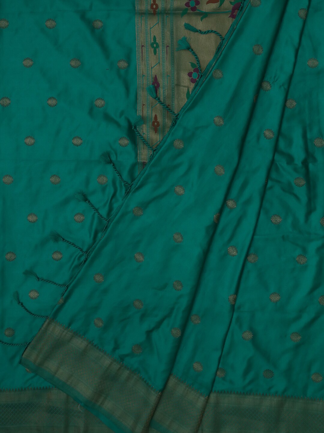 

Bangalore Silk Emporium Green & Gold-Coloured Satin Embroidered Handloom Saree