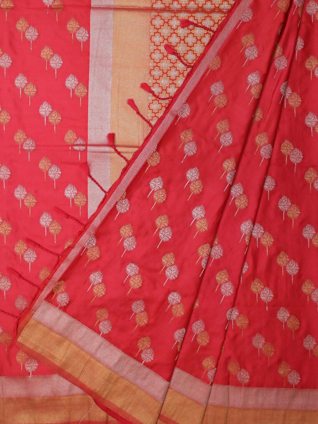 

Bangalore Silk Emporium Red Solid Satin Saree