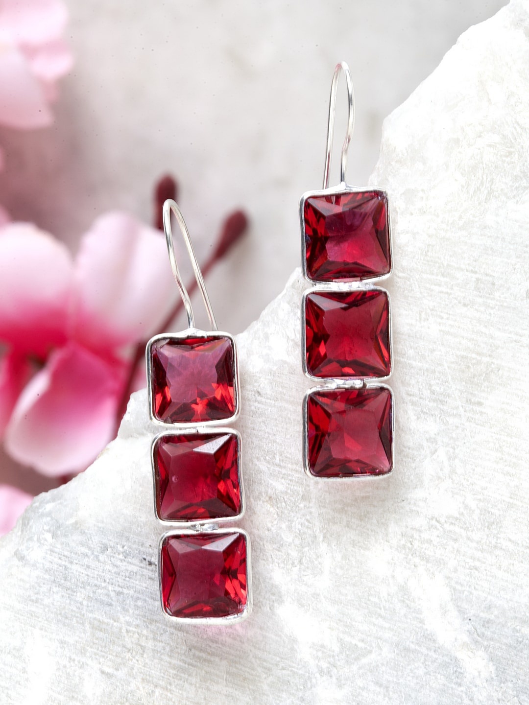 

Moedbuille Red & Silver-Toned Contemporary Drop Earrings