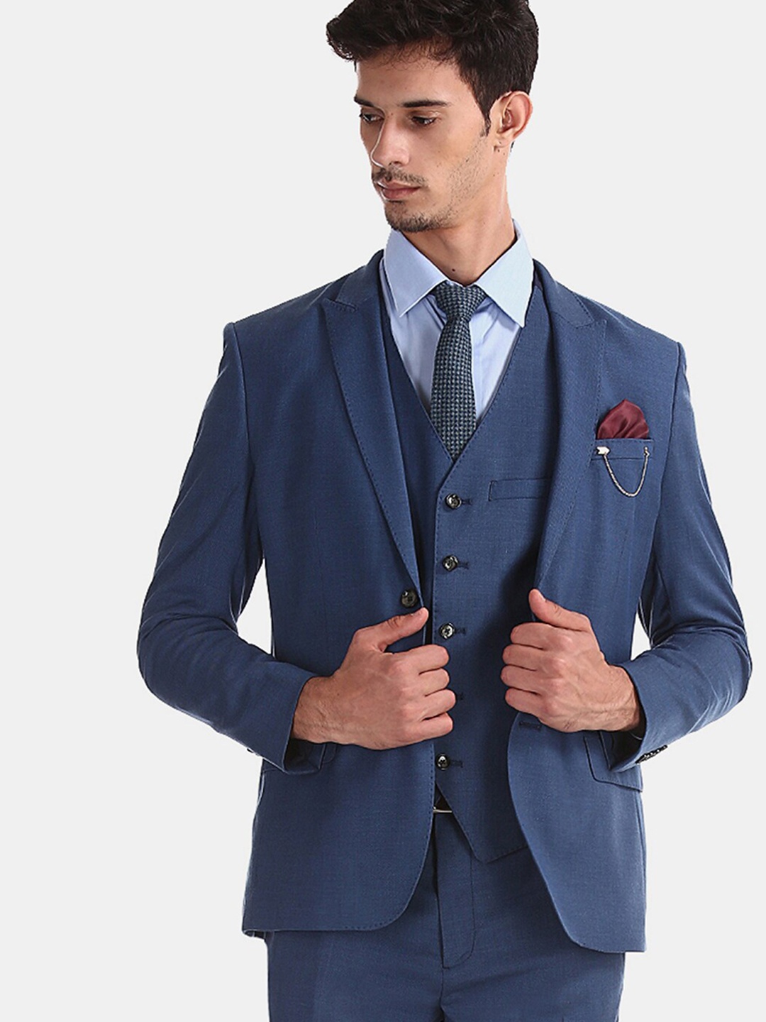 

Arrow Men Blue Solid Single-Breasted Party Three-Piece Suit