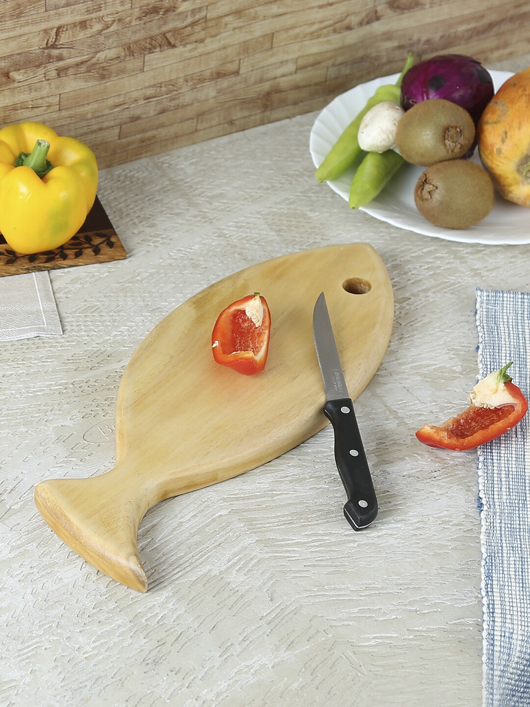 

Safal Beige Pure Natural Rubber Wood Fish Shaped Sustainable Chopping Board