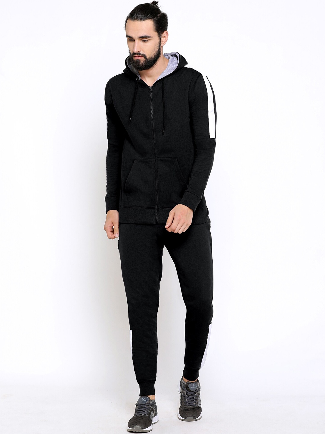 

Maniac Men Black & White Solid Slim-Fit Track Suit