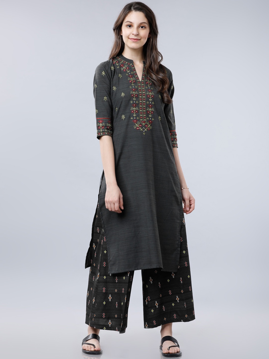 

Vishudh Women Charcoal Grey & Green Embroidered Kurta with Palazzos