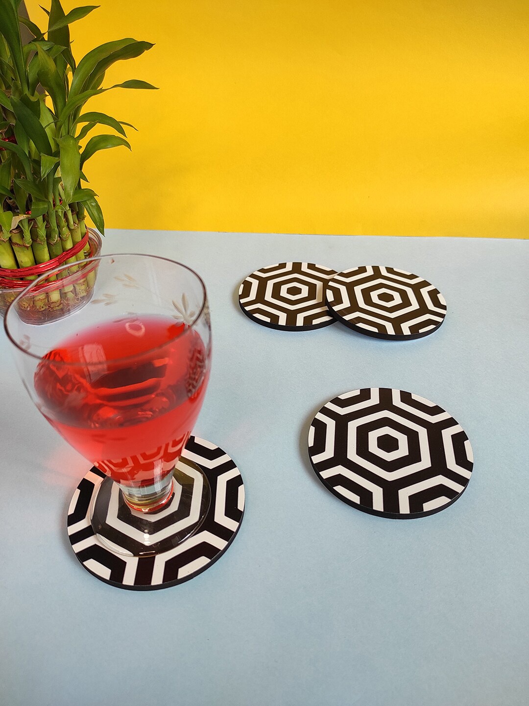 

CRAYTON Set Of 4 White & Black Hive Print Round Wooden Coasters
