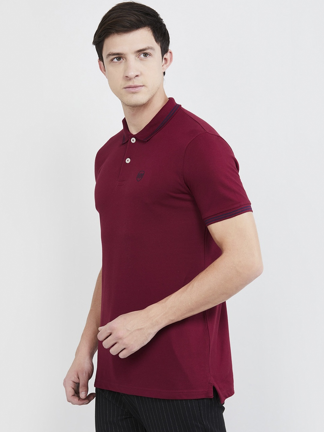 

max Men Maroon Solid Mandarin Collar T-shirt