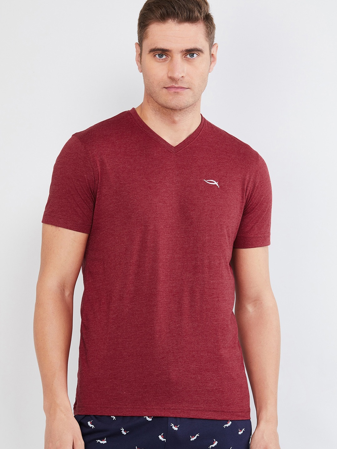 

max Men Red Solid V-Neck T-shirt