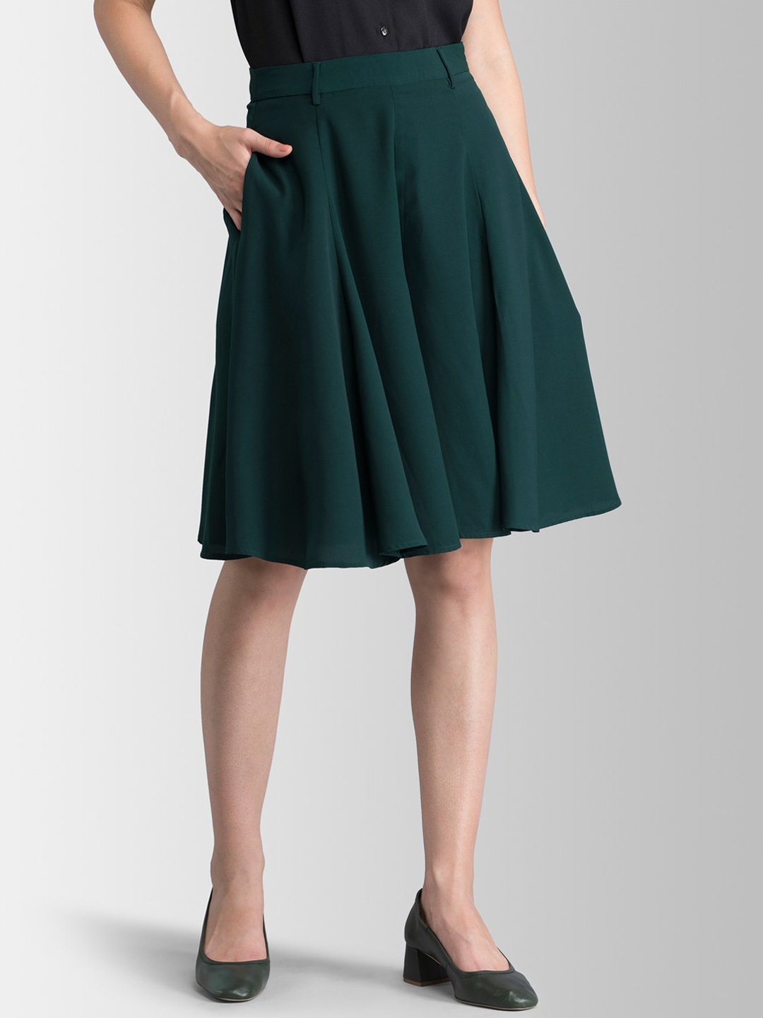 

FableStreet Green Knee-Length Flared Skorts