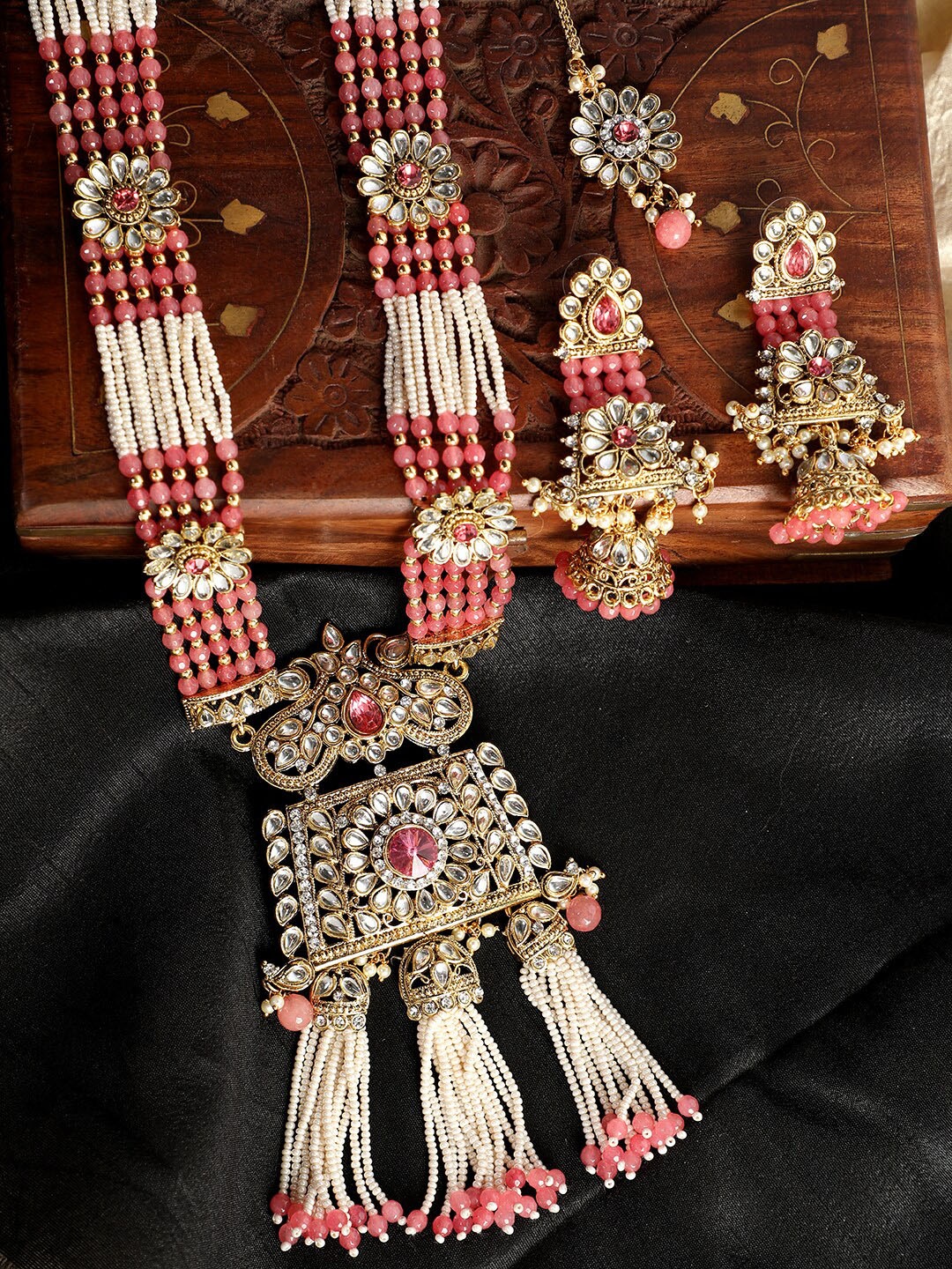 

ANIKAS CREATION Gold-Plated Pink & White Multistranded Pearl-Beaded Kundan-Studded Vilandi Jewellery Set