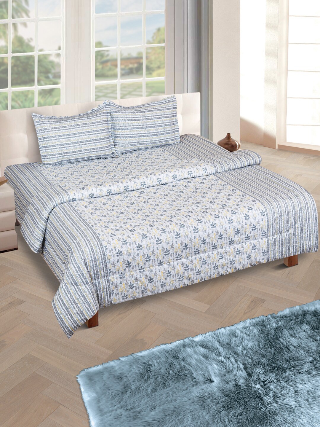 

ROMEE Off White & Blue Floral Printed King Size Bedsheet With 2 Pillow Covers & Reversible Quilt