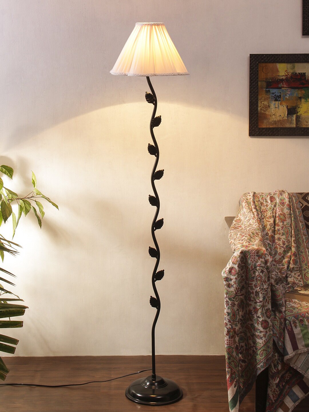 

Devansh Off-White & Black Solid Vintage Club Lamp With Shade