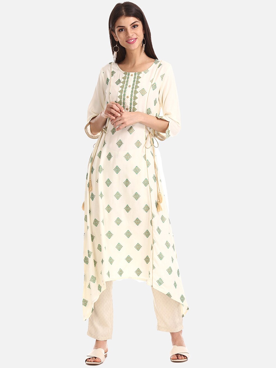 

Anahi Women Off-White & Green Embroidered Straight Kurta