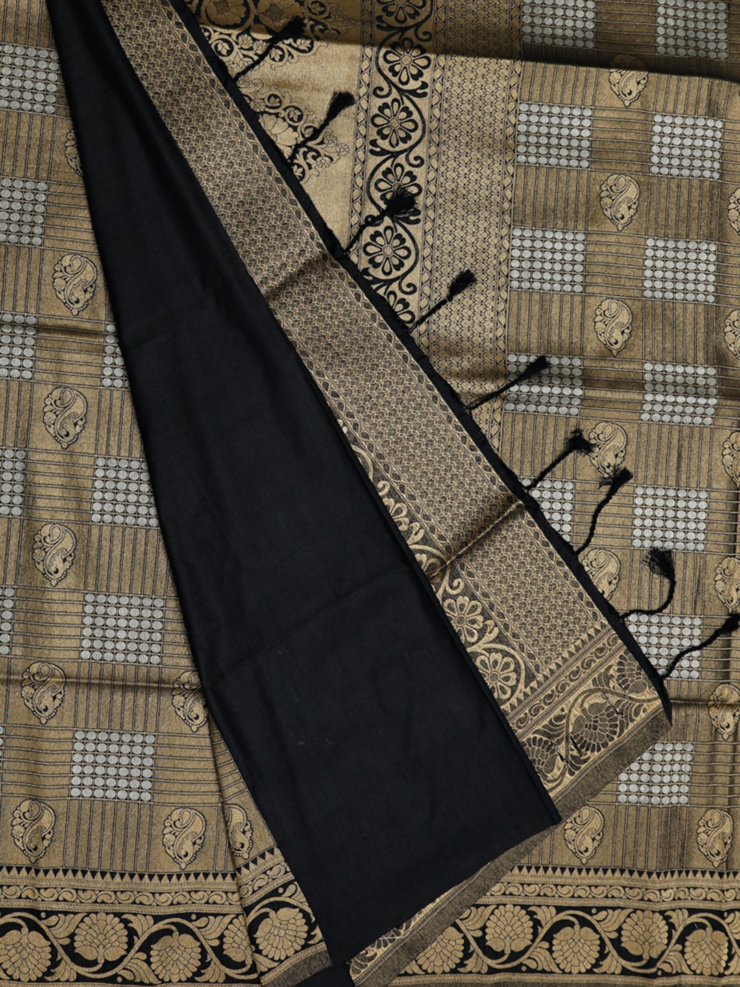 

Bangalore Silk Emporium Black Checked Saree