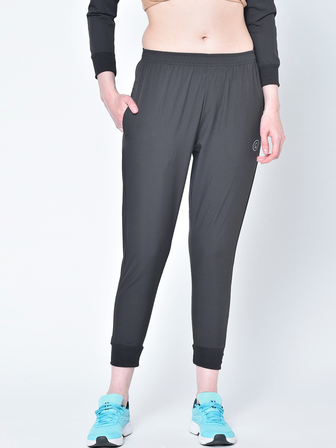 

CHKOKKO Women Black Solid Slim Fit Yoga Joggers