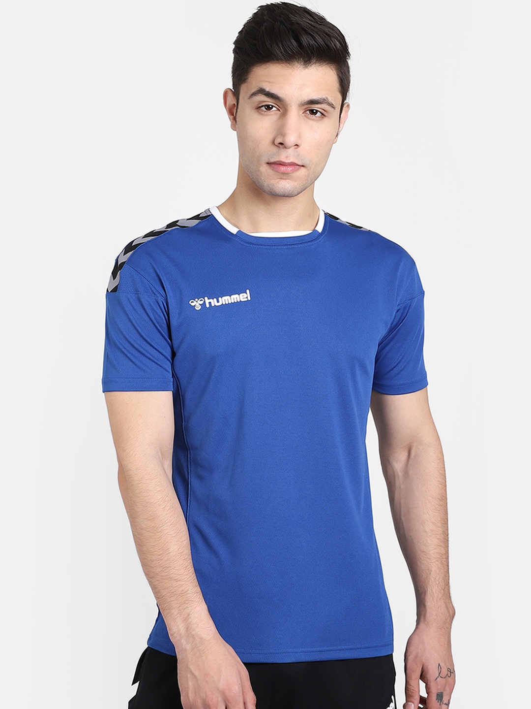 

hummel Men Blue Solid Round Neck T-shirt