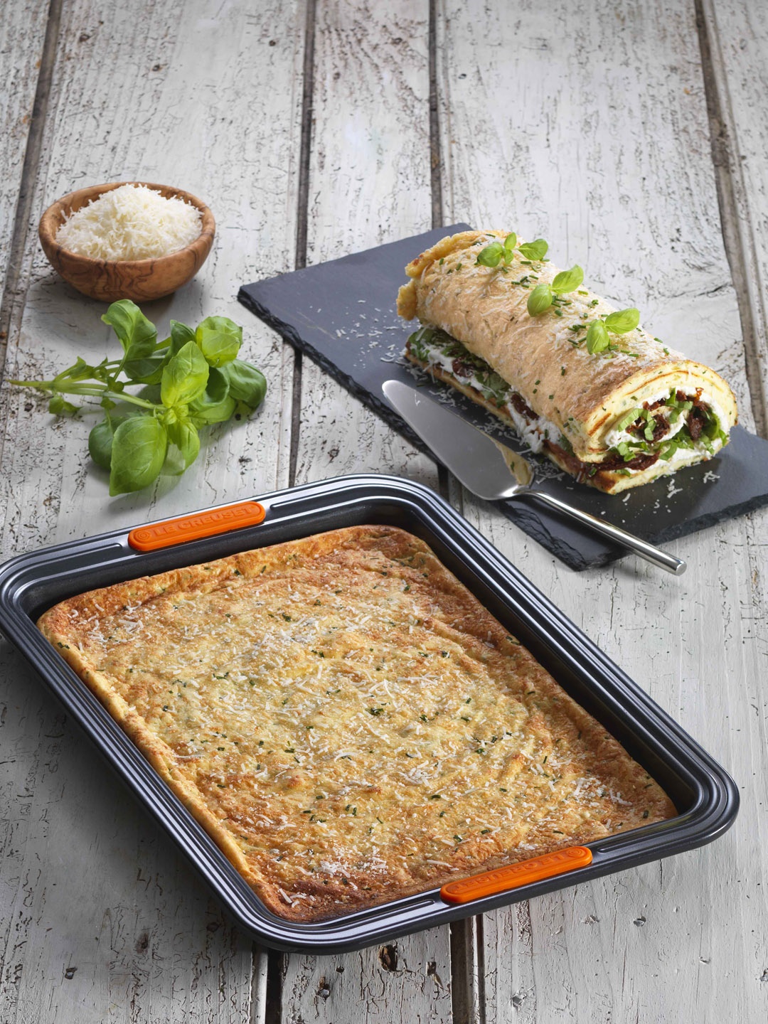 

LE CREUSET Black & Red Solid Baking Rectangular Sheet 31 cm