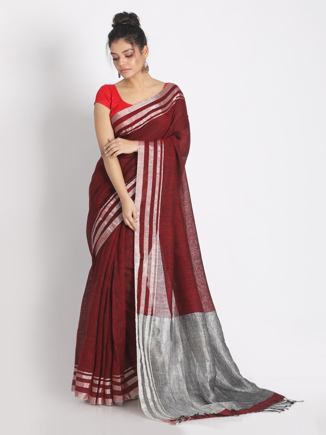 

Aryavart Maroon & Silver-Toned Pure Linen Colourblocked Saree