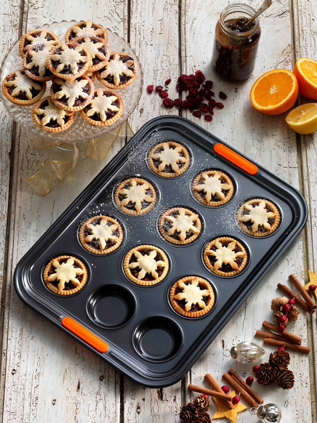 

LE CREUSET Black Solid 12 Cup Bun Tin Tray