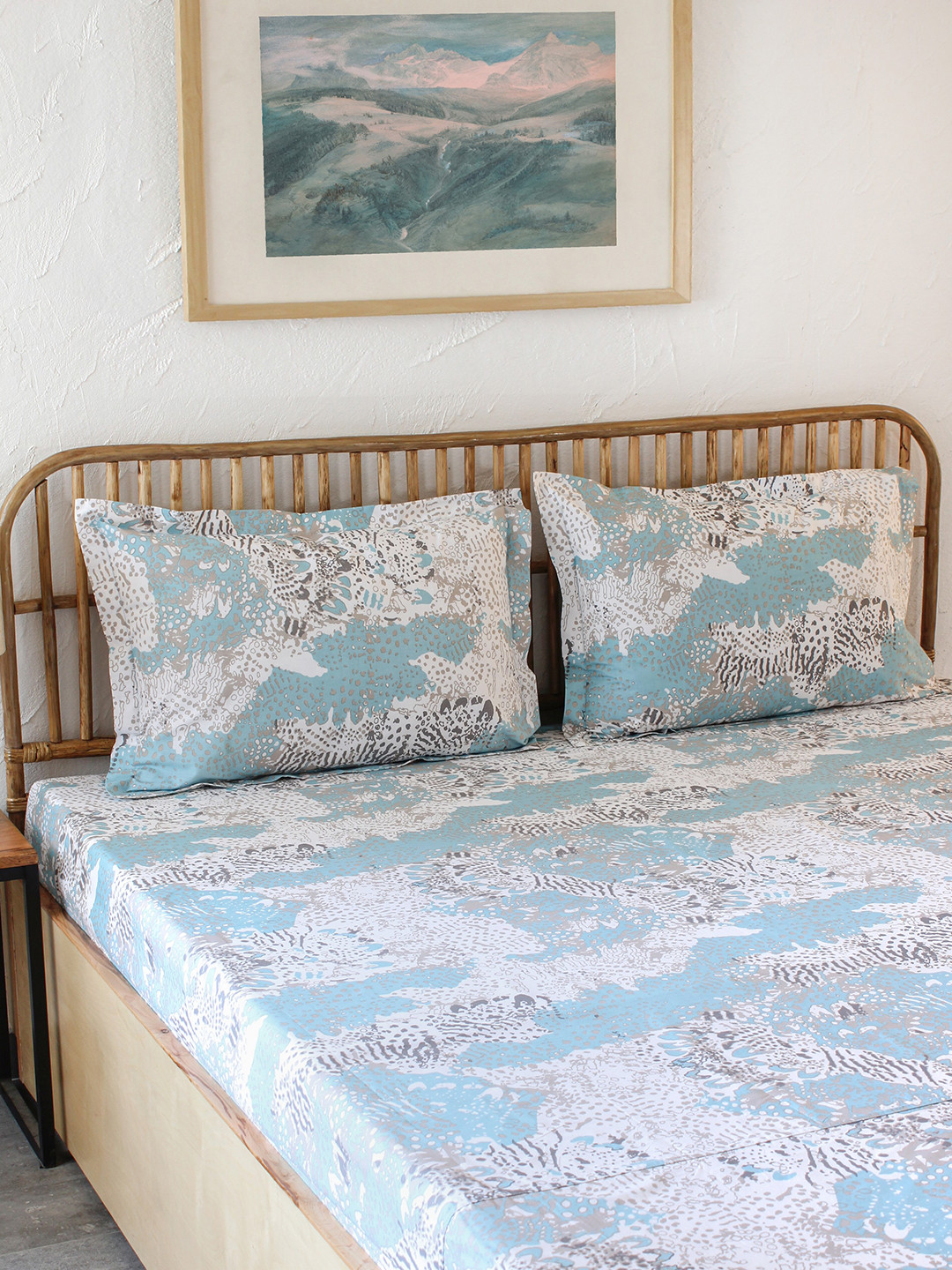 

House This Blue & White Abstract Double Queen Bed Sheet & 2 Pillow Covers