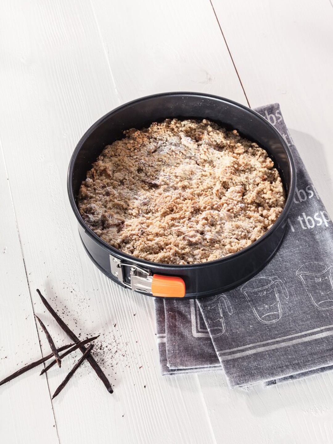 

LE CREUSET Black Solid Springform Cake Tin 24 cm