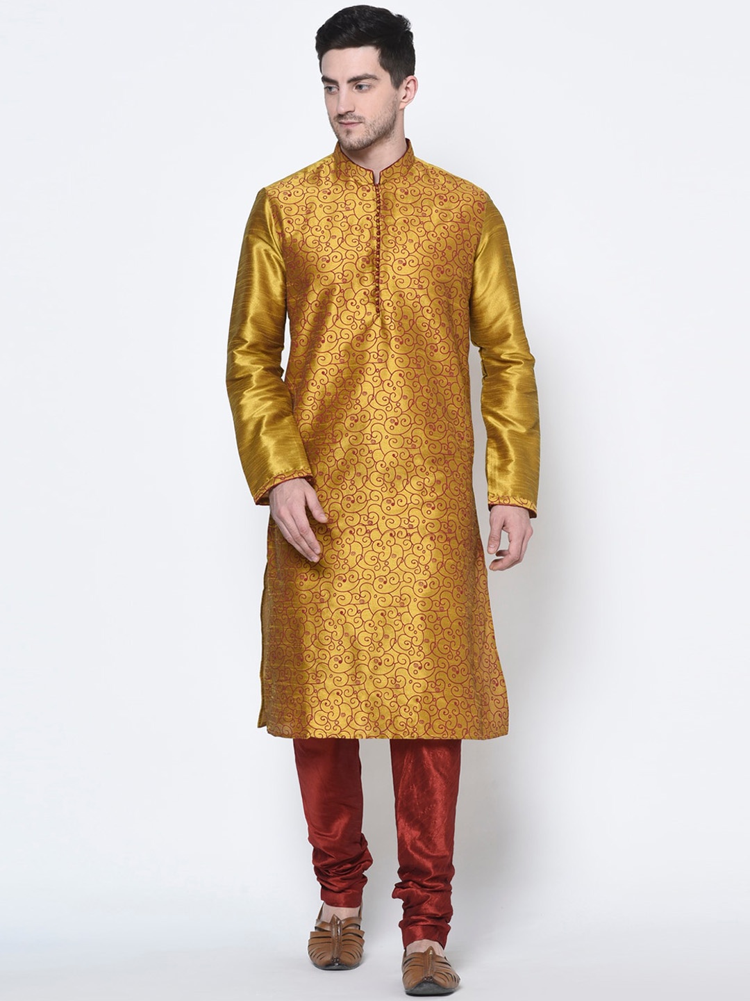 

DEYANN Men Gold-Toned & Maroon Printed Dupion Silk Kurta with Churidar