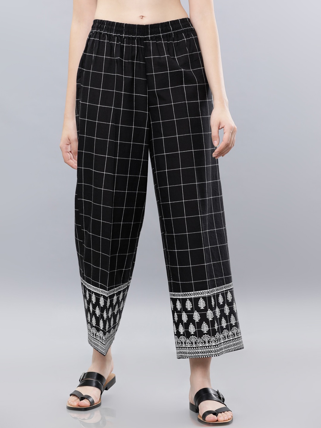 

Vishudh Women Black & Off-White Printed Crop Straight Palazzos