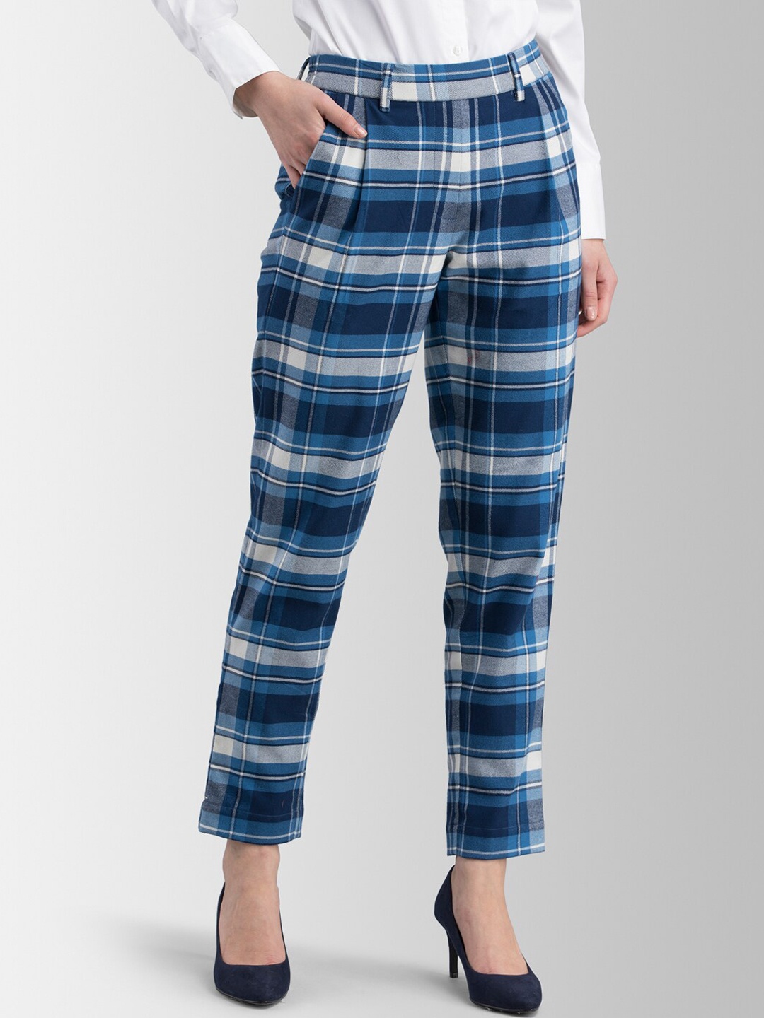 

FableStreet Women Blue & White Slim Fit Checked Regular Trousers