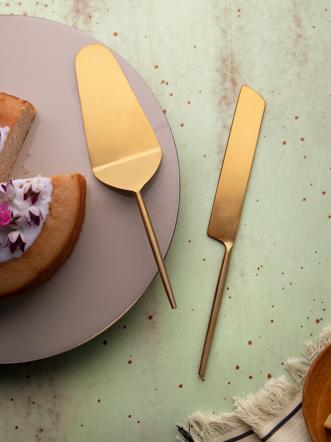 

ellementry 2 Pieces Gold-Toned Handcrafted Aura Cake Cutlery Set