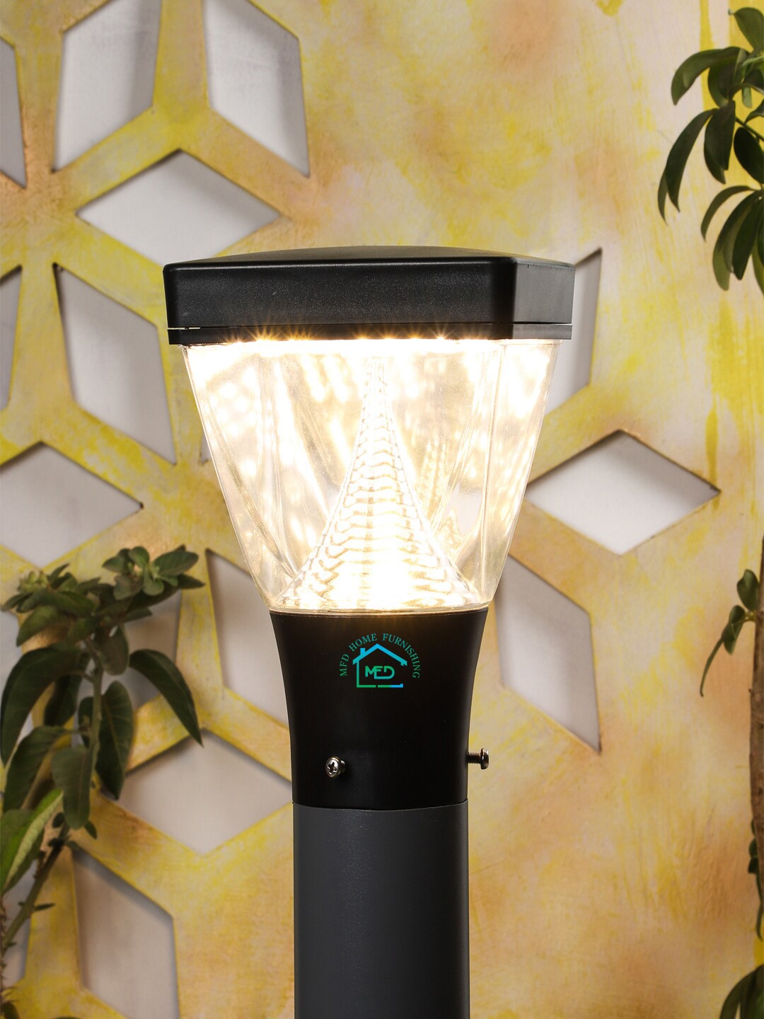 

MFD HOME FURNISHING Black Solid Outdoor Gate Light