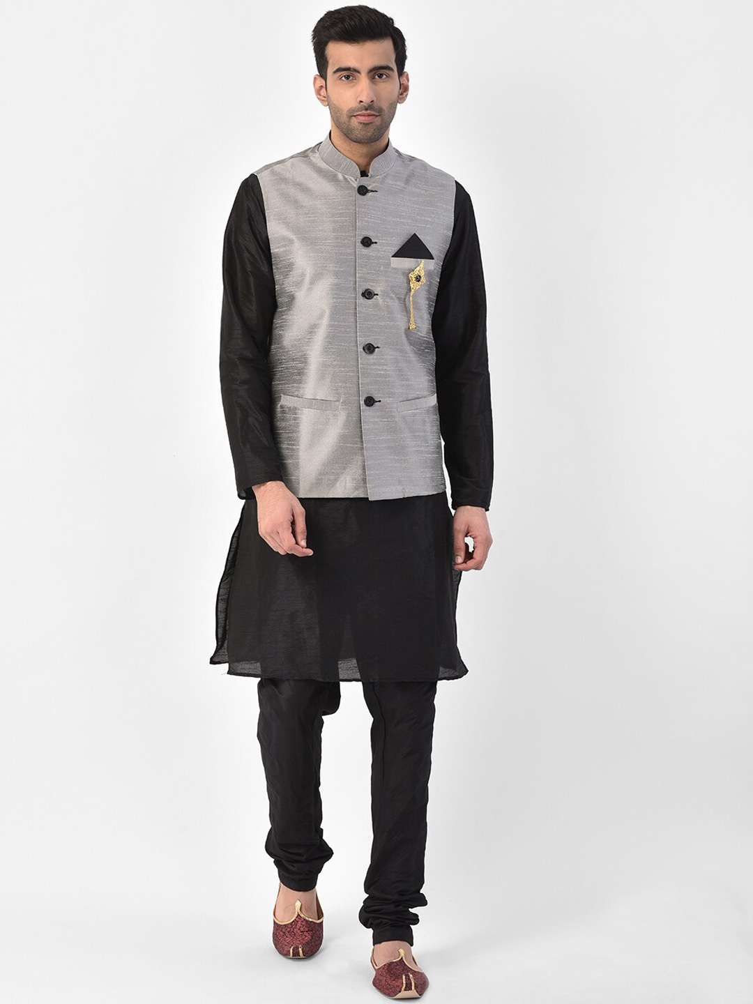 SG LEMAN Men Black & Silver-Coloured Solid Kurta with Churidar