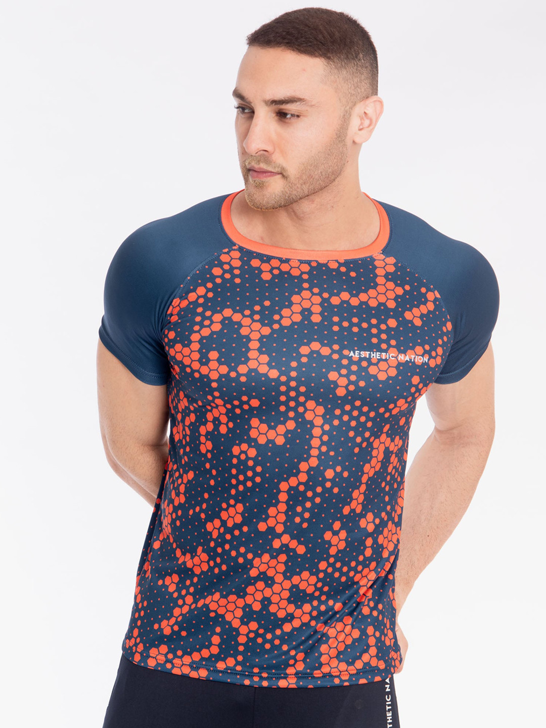 

AESTHETIC NATION Men Navy Blue & Orange Slim Fit Printed Round Neck T-shirt