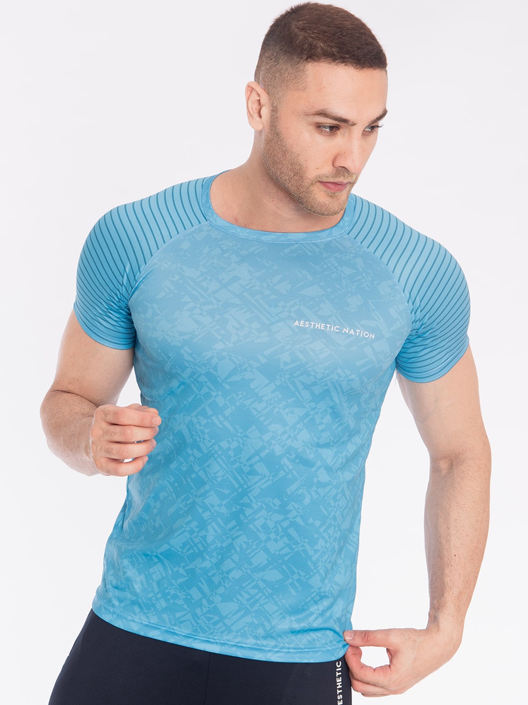 

AESTHETIC NATION Men Turquoise Blue Slim Fit Printed Round Neck T-shirt