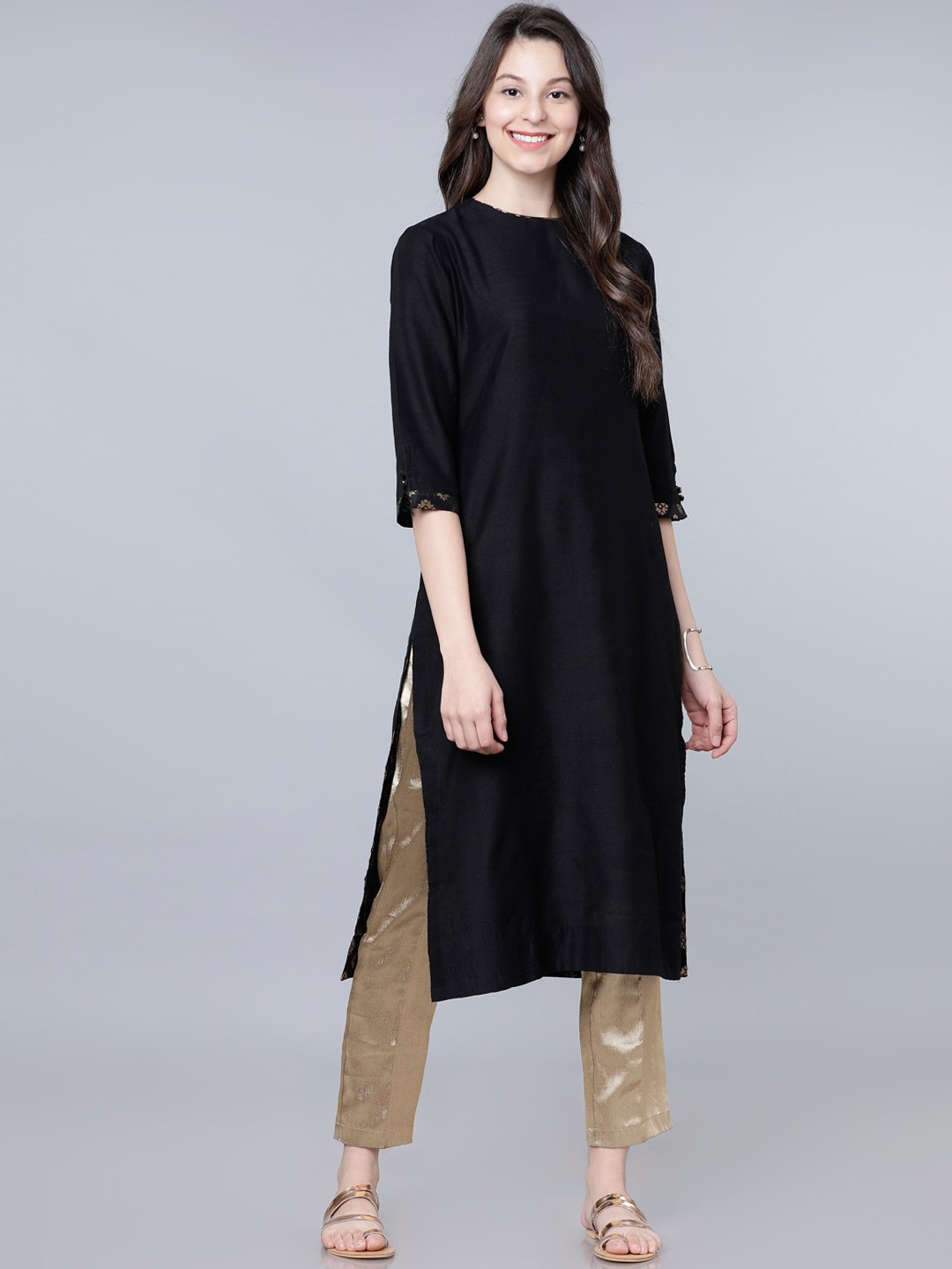 

Vishudh Women Black Solid Straight Kurta